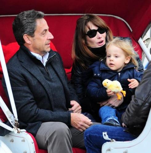 GIULIA et PÔPA NICOLAS en AVION : la PHOTO de CARLA !