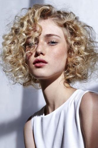 CHEVEUX : les COUPES qui METTENT vos BOUCLES en VALEUR
