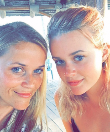 La FILLE de REESE WITHERSPOON est son SOSIE PARFAIT ! (et c'est troublant)