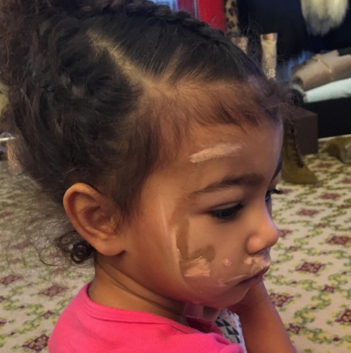 À 2 ANS, la fille de KIM KARDASHIAN s'essaie au CONTOURING