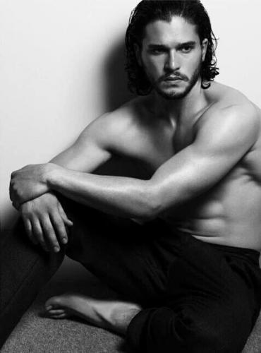 KIT HARINGTON : découvrez son NOUVEAU JOB ULTRA SEXY !