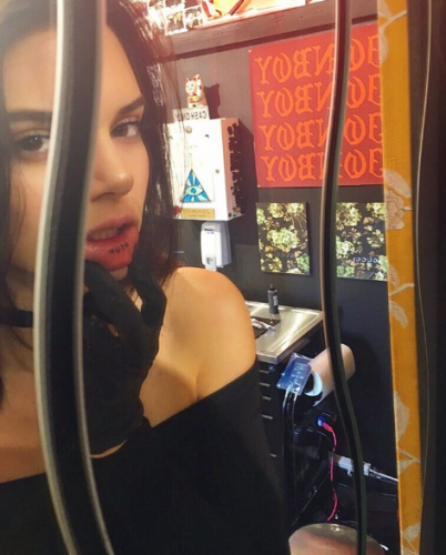 KENDALL JENNER s'est fait TATOUER les LÈVRES ! #ouilleouilleouille