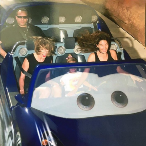 Le GARDE du CORPS de TAYLOR SWIFT a l'air de s'ennuyer FERME à DISNEYLAND