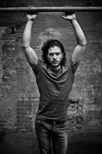 KIT HARINGTON : découvrez son NOUVEAU JOB ULTRA SEXY !