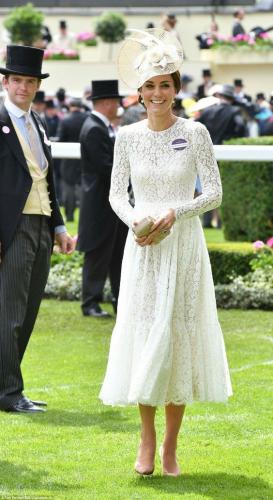 La PRINCESSE FASHION qui PIQUE les LOOKS de KATE