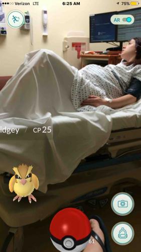 Sa FEMME ACCOUCHE, il JOUE AUX POKEMON !