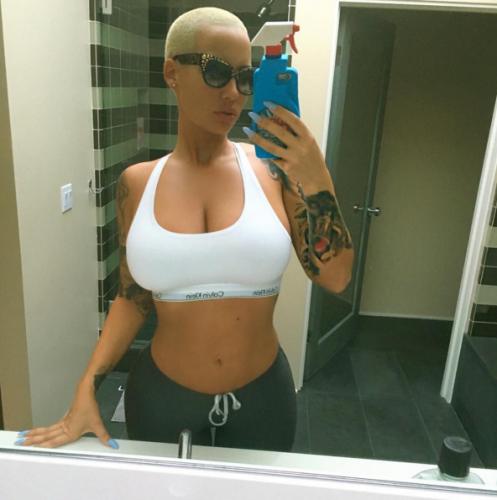 AMBER ROSE ou le CHIC de dévoiler ses piercings aux TÉTONS sur Instagram 