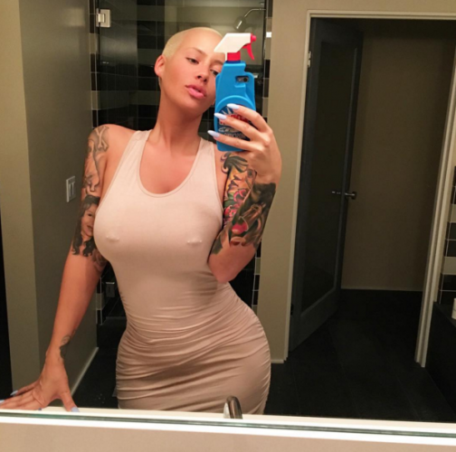 AMBER ROSE ou le CHIC de dévoiler ses piercings aux TÉTONS sur Instagram 