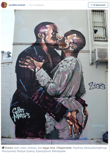 Kanye West embrassant... Kanye West, la main sur ses FESSES !
