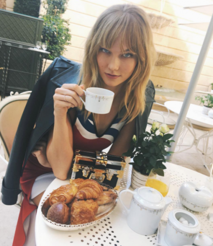 La TOP KARLIE KLOSS ne RESSEMBLE PLUS à CA !