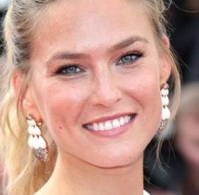 BAR RAFAELI : son BABY BUMP tout en ABDOS !
