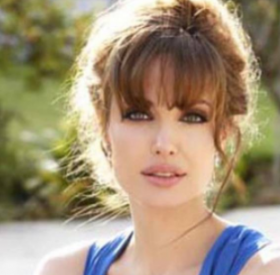 ANGELINA JOLIE sort du SILENCE