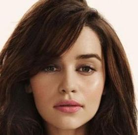 EMILIA CLARKE ne ressemble PLUS du tout à CA !