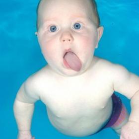Ces BÉBÉS sous l'eau sont TORDANTS