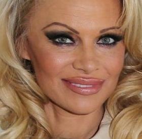 PAMELA ANDERSON : le COUPLE IMPROBABLE AVEC JULIAN ASSANGE !