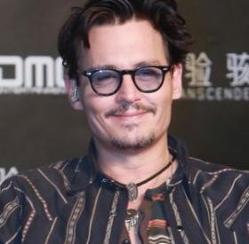 JOHNNY DEPP en COUPLE avec CETTE TRÈS JEUNE ACTRICE ?!?!