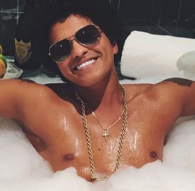 BRUNO MARS met le FEU au CARPOOL KARAOKE !