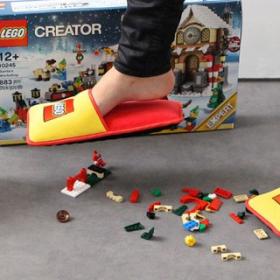 ENFIN les pantoufles LEGO pour éviter de se blesser les pieds sur ces petits joujoux !