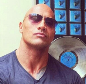 La FILLE de THE ROCK a une AAAADORABLE petite BOUILLE ! #CommePapa