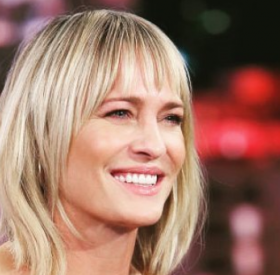 ROBIN WRIGHT et son nouveau SEXY et très JEUNE BOYFRIEND