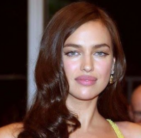 IRINA SHAYK : robe MOULANTE deux MOIS après BÉBÉ !