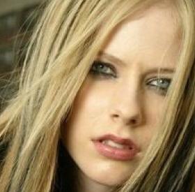 AVRIL LAVIGNE est un véritable DANGER pour INTERNET !