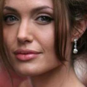 On a trouvé le SOSIE d'ANGELINA JOLIE