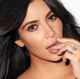 KIM KARDASHIAN et le CONTOURING de l'ENTREJAMBE ultra GÊNANT