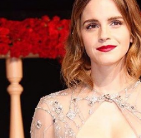 La ROBE TRANSPARENTE d'EMMA WATSON lui donne encore des AIRS DE PRINCESSE
