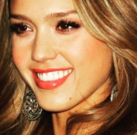 JESSICA ALBA : BABY BUMP et DÉCOLLETÉ grossissants dans les rues de New York