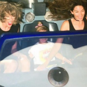 Le GARDE du CORPS de TAYLOR SWIFT a l'air de s'ennuyer FERME à DISNEYLAND