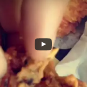 DÉGUEU : il trouve un POUSSIN PANÉ ENTIER dans son menu KFC !