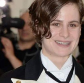 CHRISTINE and THE QUEENS : reine du PHOTOBOMB au MET GALA !