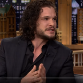 Kit Harington EVITE les CONTRAVENTIONS grâce à sa BOTTE SECRETE !