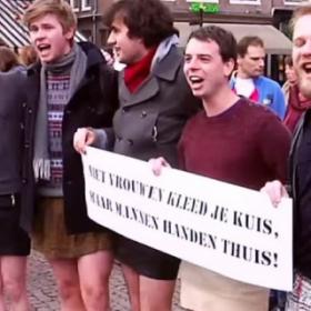 Un DÉFILÉ d'HOMMES en MINI-JUPE (pour la bonne cause)