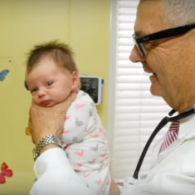 La MÉTHODE GÉNIALE de ce PÉDIATRE pour CALMER un BÉBÉ qui PLEURE