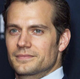 ALERTE CŒURS BRISÉS : HENRY CAVILL est en COUPLE et il a une MOUSTACHE !