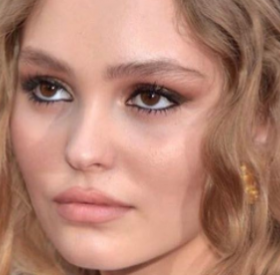 LILY-ROSE DEPP : voici la PREUVE qu'elle a AUSSI des goûts DOUTEUX...