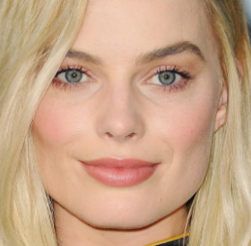 MARGOT ROBBIE : devinez son SECRET BIZARRE pour appliquer son FOND DE TEINT à la PERFECTION