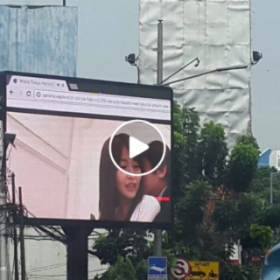 Un FILM PORNO diffusé par ERREUR sur un ÉCRAN GÉANT en VILLE #ohlaboulette