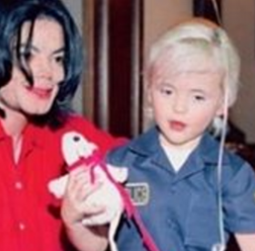 MICHAEL JACKSON : son FILS dévoile un IMPRESSIONNANT TATOUAGE posthume
