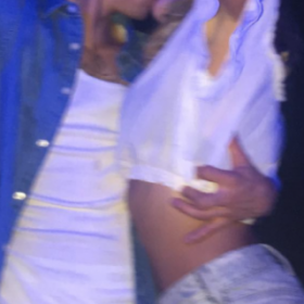 Ce qu’il se passe VRAIMENT quand JUSTIN BIEBER roule une PELLE à sa copine !