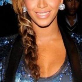 BEYONCÉ a AVOUÉ qu'elle DÉTESTAIT sa ROBE de MARIÉE DESSINÉE par sa MÈRE !