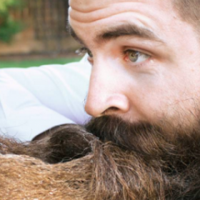 Il SCULPTE sa BARBE et c'est DÉLIRANT