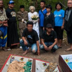 POURQUOI ces VILLAGEOIS INDONÉSIENS DÉTERRENT leurs MORTS tous les 3 ANS