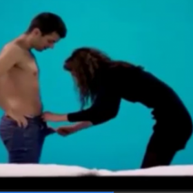 DEUX INCONNUS NUS dans un LIT : la NOUVELLE TÉLÉ-RÉALITÉ qui DÉBARQUE