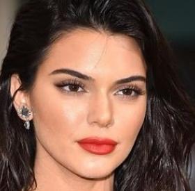 KENDALL JENNER : TOPLESS avec d'INCROYABLES BOTTES GÉANTES