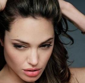 ANGELINA JOLIE est devenue très, très JALOUSE à cause de...