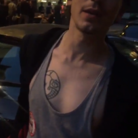 Un HOMME l'AGRESSE dans la RUE, elle le FILME et le FORCE à S'EXCUSER !