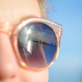 Pourquoi les lunettes de soleil sont devenues un accessoire de mode féminin ?